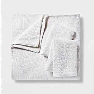 NWT :: Threshold King Size Duvet Cover Set :: White Matelasse Medallion